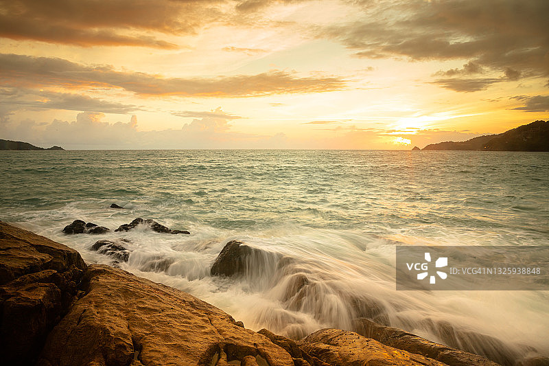 海景：日落时分的岩石海岸图片素材