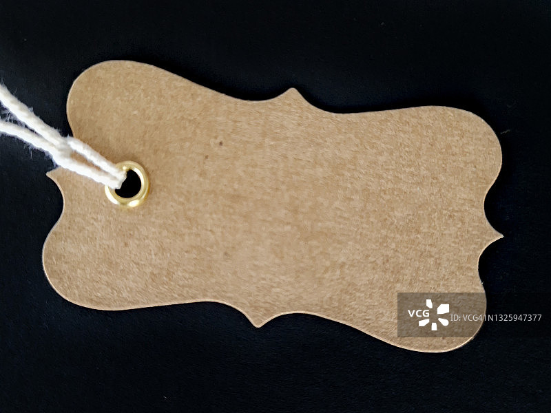 黑色背景上的空白购物纸标签图片素材