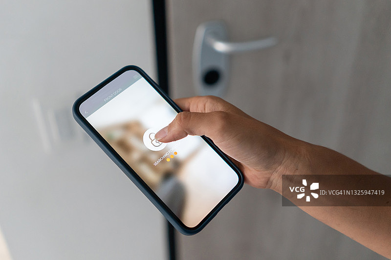 用智能手机锁门 - 智能家居技术图片素材