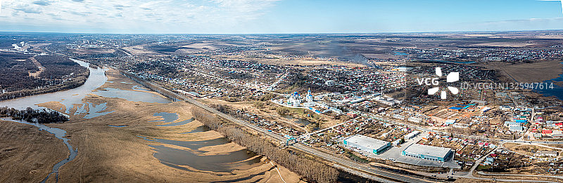 弗拉基米尔市和克lyaazma河和Nerl河洪泛区的空中全景春景图片素材
