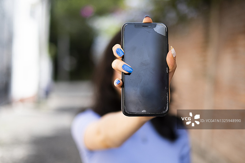 手部特写：展示空白屏幕手机图片素材