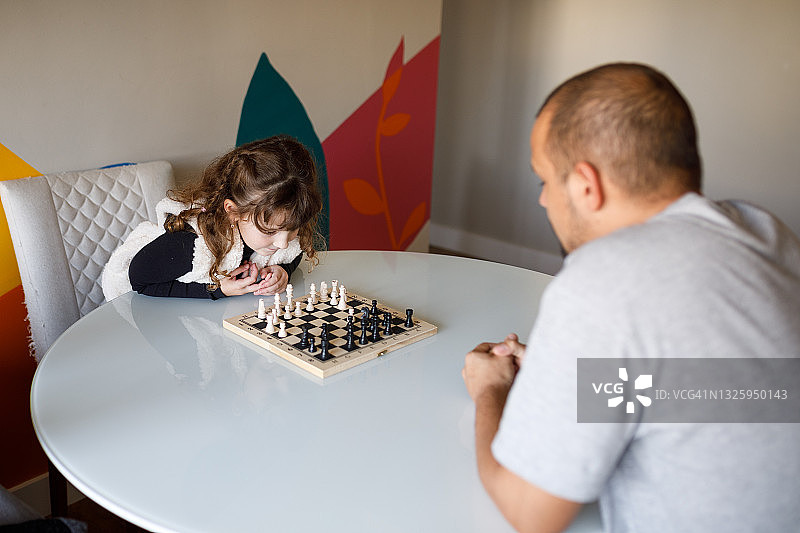 父女专注下棋图片素材