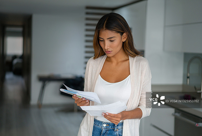 在家查看邮件的女人图片素材