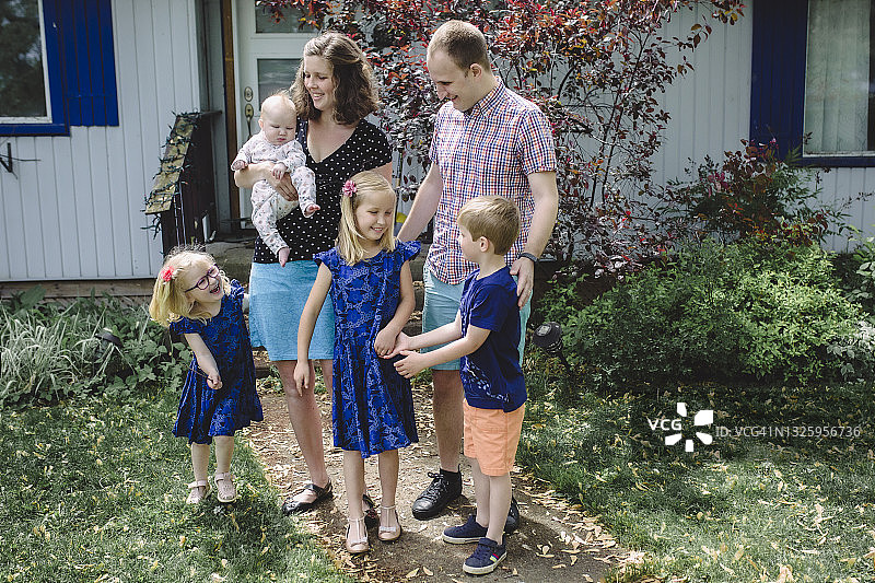 有四个孩子的家庭肖像图片素材