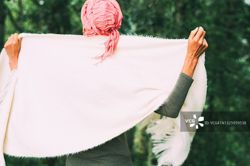 在自然中戴着粉红色围巾提及癌症的妇女背影图片素材