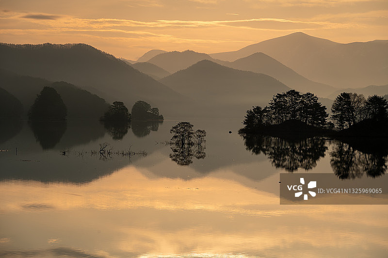 裏磐梯秋元湖日出风光图片素材