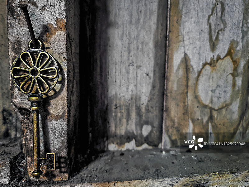 挂在旧木墙钉子上的古董钥匙图片素材