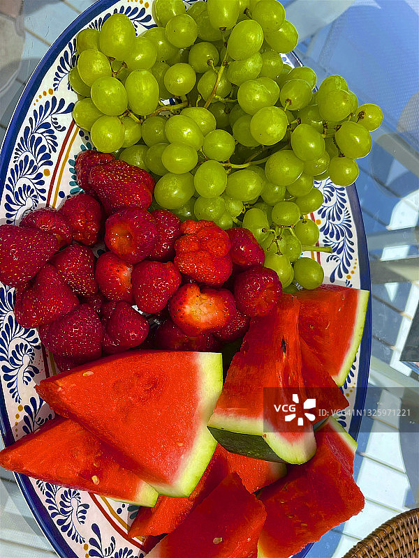 用作甜点的葡萄、草莓和西瓜图片素材