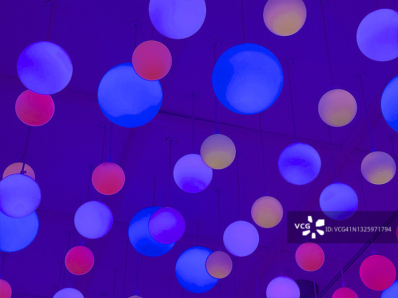 色彩鲜艳的天花板装饰图片素材