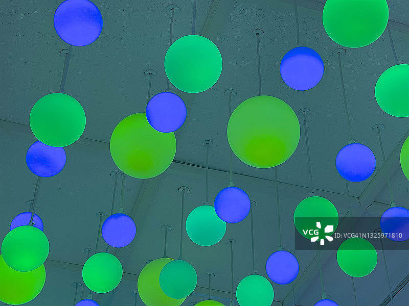 色彩鲜艳的天花板装饰图片素材