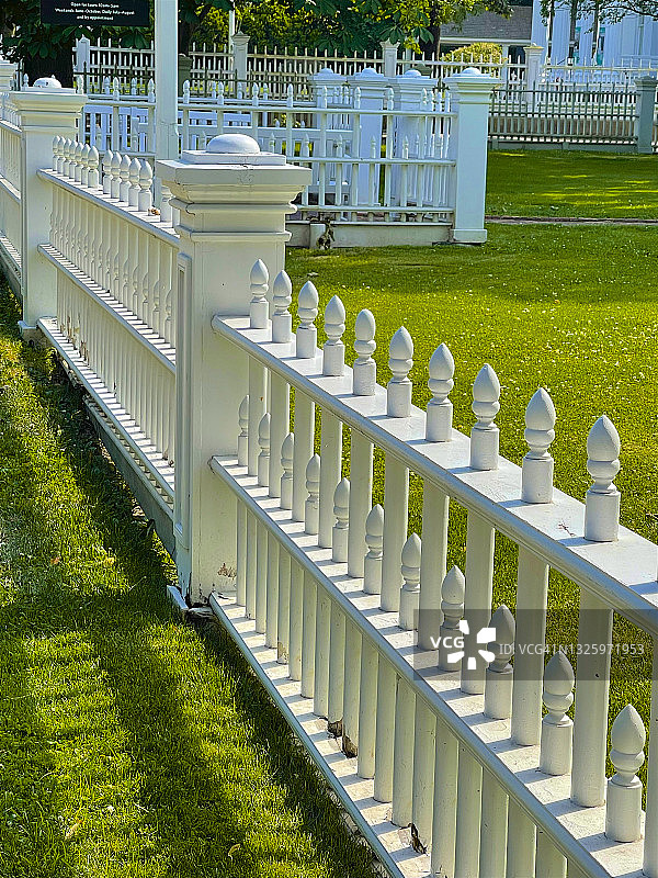 萨格港历史建筑上的白色栅栏图片素材