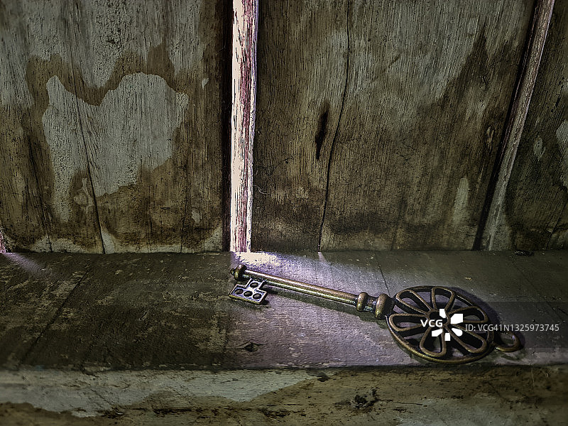 旧木墙上的古董钥匙图片素材