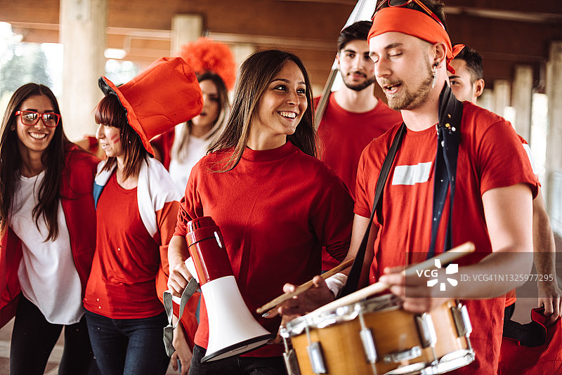 朋友在体育场拿着空白标牌图片素材