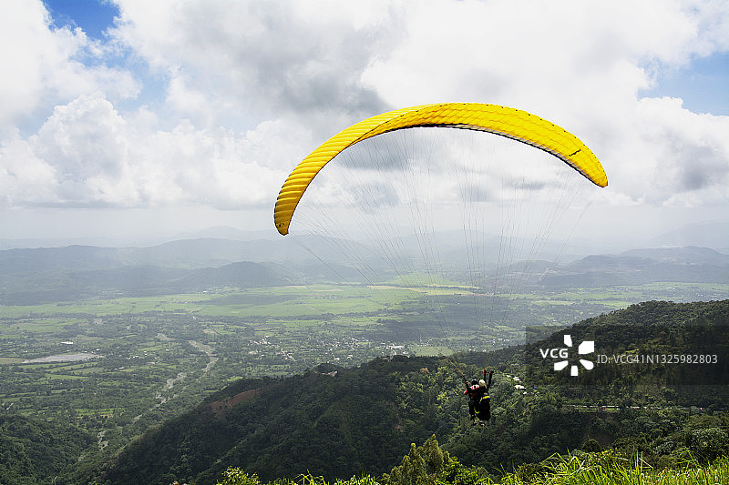 哈拉瓦科阿的滑翔伞飞行图片素材