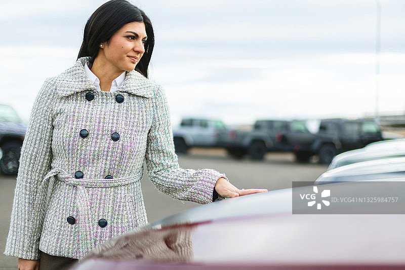 千禧一代女性上下车照片系列图片素材