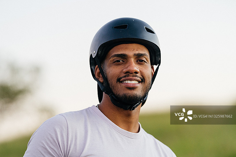 戴运动头盔的男人图片素材