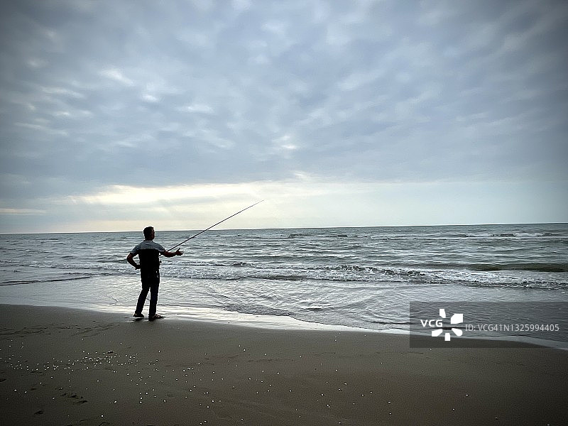 男人在里海钓鱼图片素材