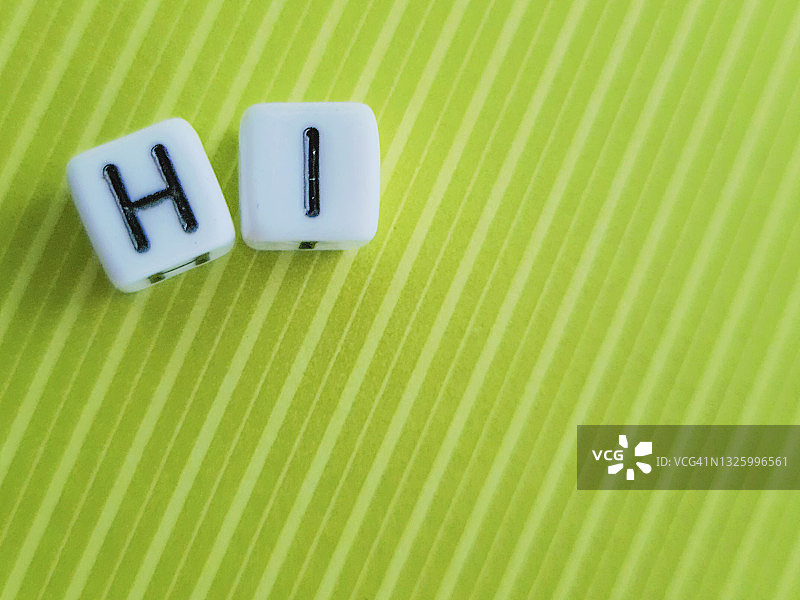 绿色背景上的“Hi”字样图片素材