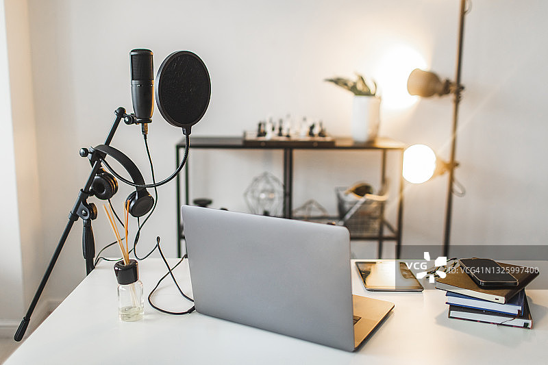 播客主持人简约工作空间图片素材