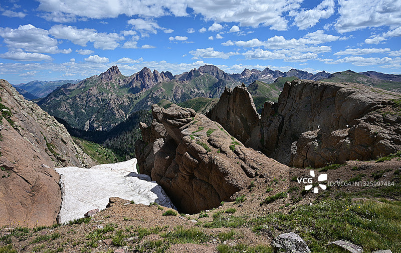 崎岖山峰、悬崖和雪的全景图图片素材