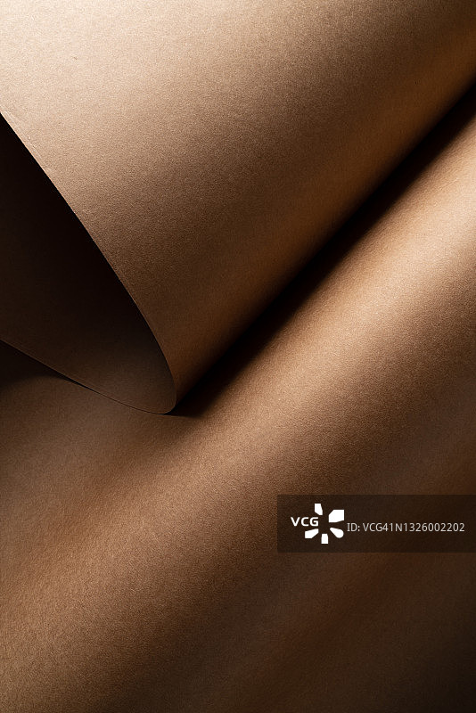 弯曲的棕色牛皮纸页图片素材