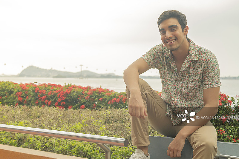 在厄瓜多尔瓜亚基尔休闲微笑的健壮自然年轻男子肖像图片素材