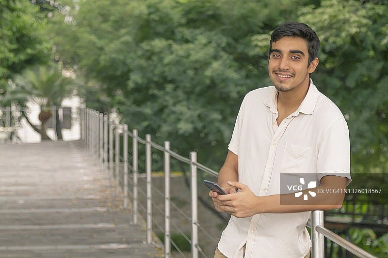 拉丁健身男在厄瓜多尔瓜亚基尔使用5G手机图片素材