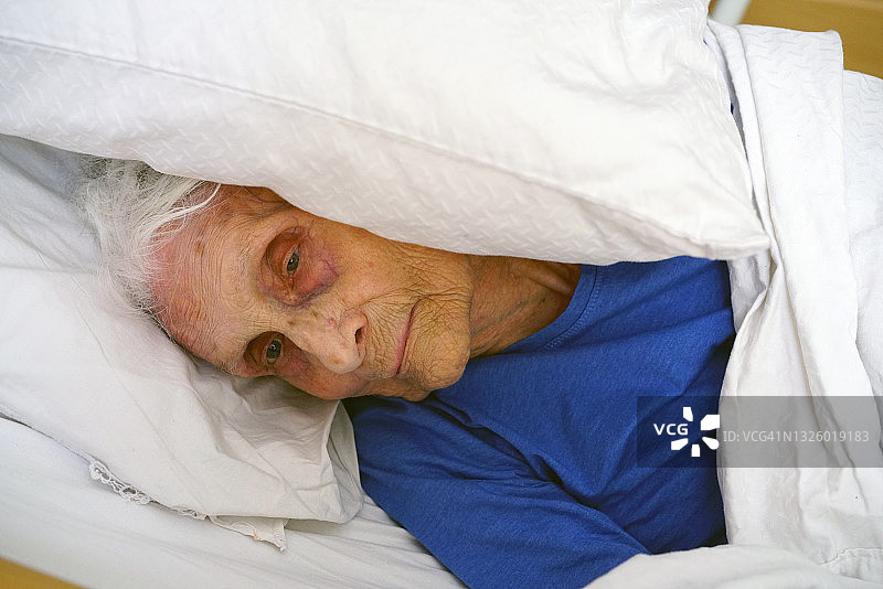 在家中卧床不起的年长妇女肖像图片素材