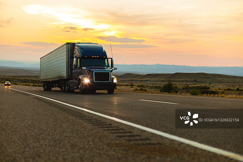 美国西部乡村州际公路上的长途半挂卡车运输系列图片素材