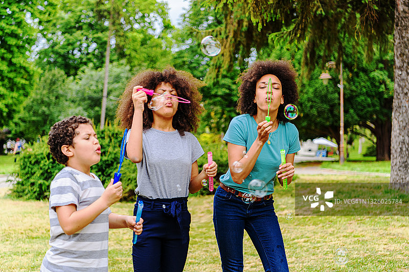 母亲在公园里和女儿儿子一起享受时光图片素材