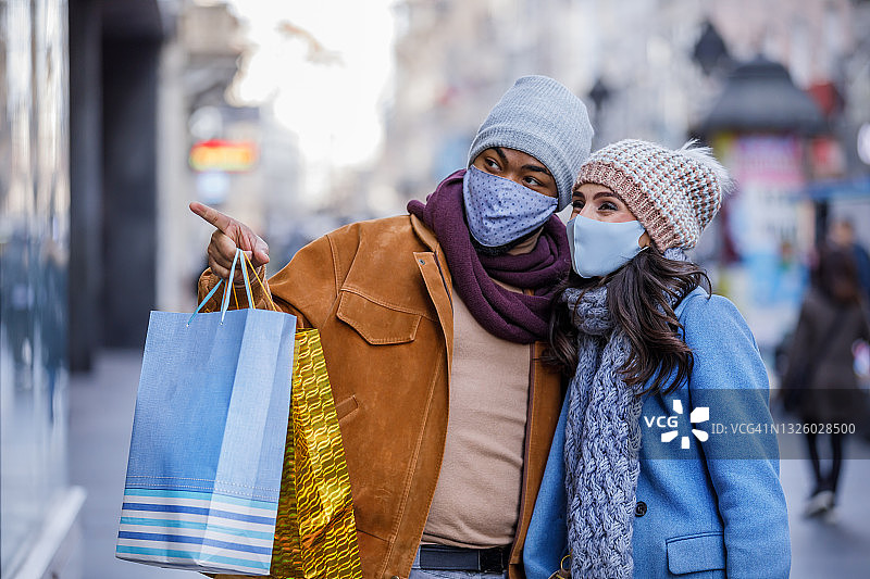 疫情期间，非洲男人在城市步行街与女友度过美好的一天并购物图片素材