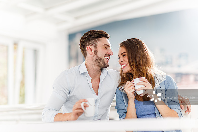 在家愉快交谈的年轻情侣图片素材