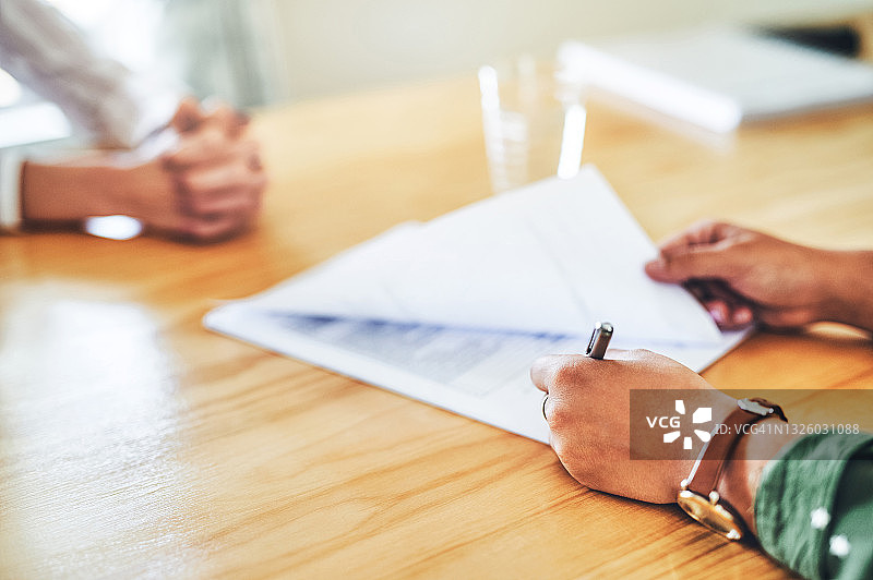 办公室里，女商人与同事签约（仅局部）图片素材
