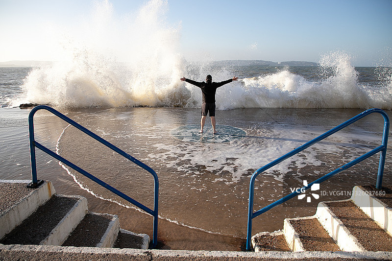站在海浪前的男人图片素材