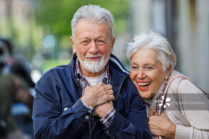 快乐的老年夫妇在城市探索中度过美好的一天图片素材