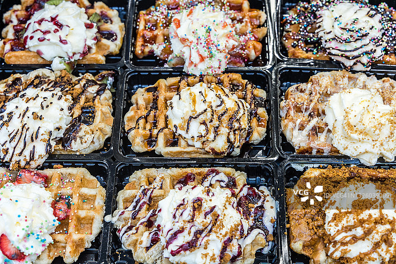 奶油和配料的比利时列日华夫饼图片素材