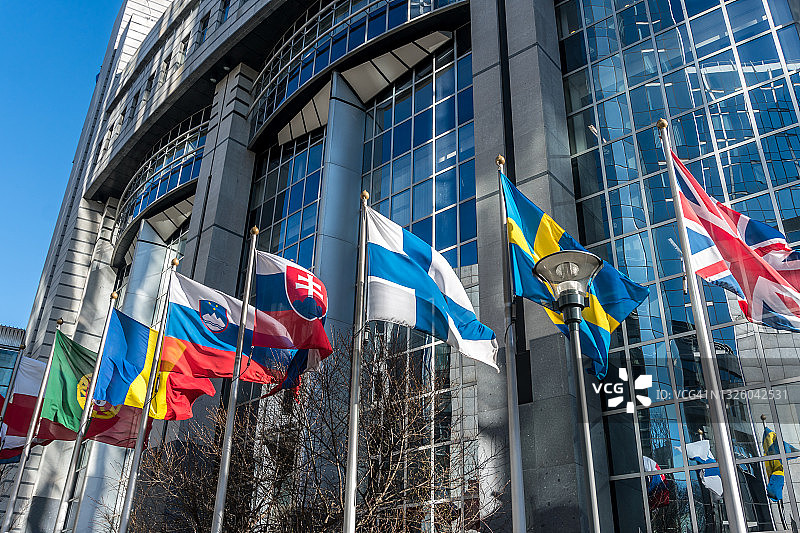欧洲议会大厦前的欧洲各国国旗图片素材