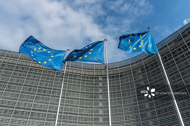 在欧盟委员会贝雷蒙大厦飘扬的欧盟旗帜图片素材