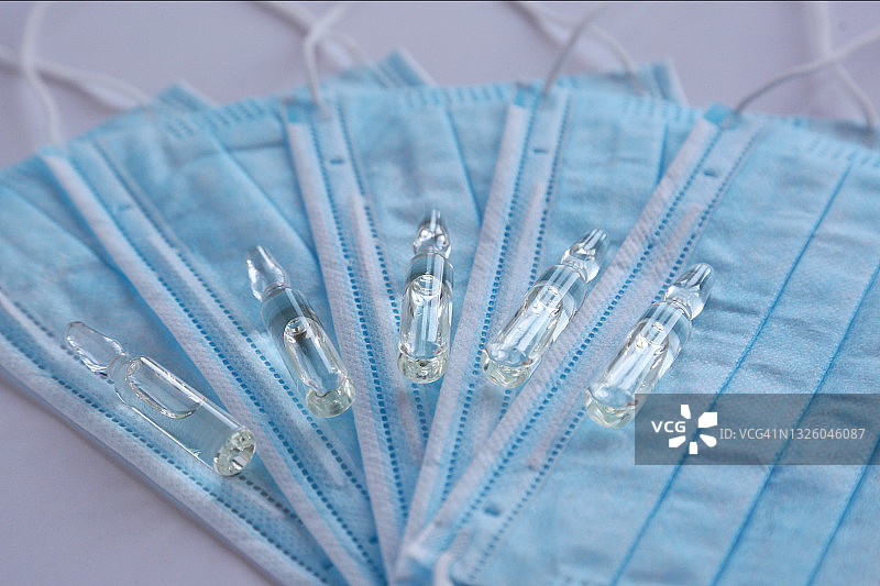 五支透明安瓿和五只医用口罩图片素材