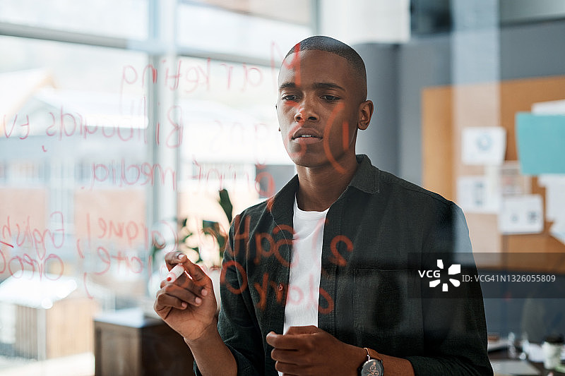 年轻商人于现代办公室做笔记图片素材