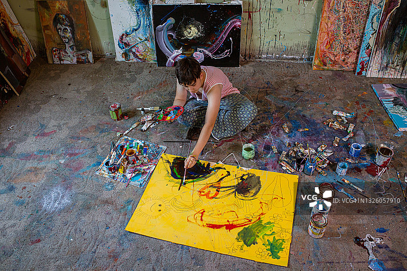 创意青少年艺术家的绘画作品图片素材