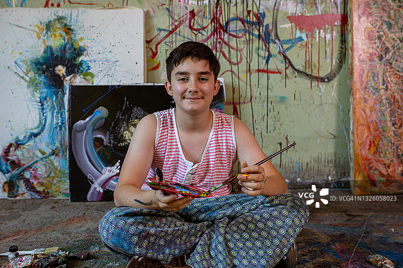 快乐的青少年艺术家图片素材