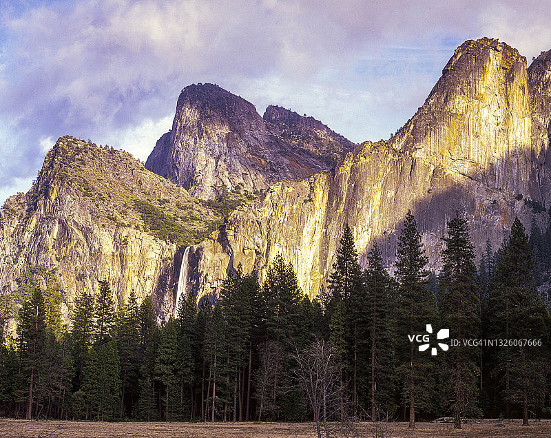 美国加利福尼亚州优胜美地国家公园新娘面纱瀑布晚霞景观图片素材