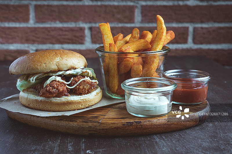 炸鸡汉堡和炸薯条特写图片素材