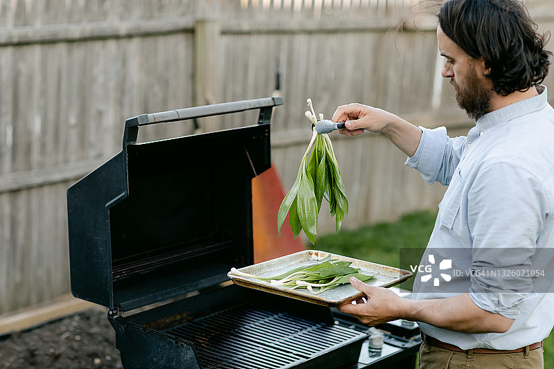 家庭厨师用夹子采摘野生蒜图片素材