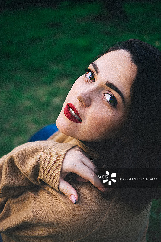 花园里涂着红色口红的漂亮女孩图片素材