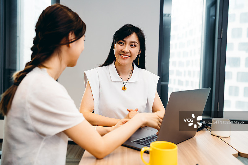 两名亚洲女商人办公室电脑办公图片素材