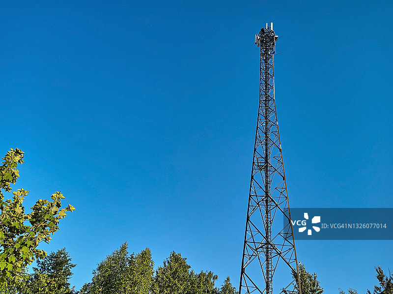 蓝天下的通信基站图片素材