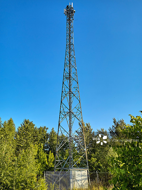 蓝天下的通信基站图片素材