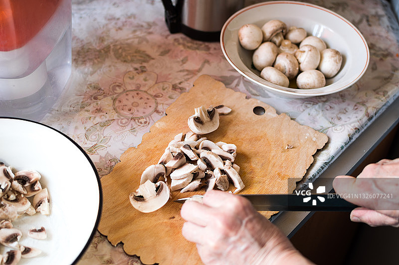 蘑菇汤烹饪教学：香菇切片图片素材